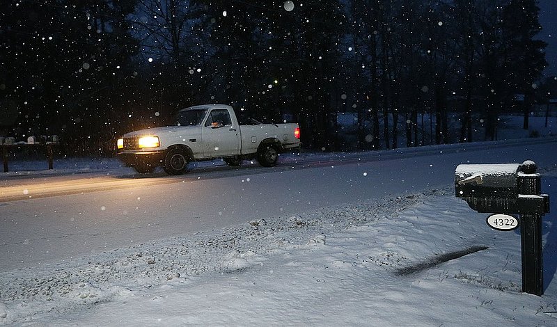 WINTER WEATHER ALHY118 9.53.43 PM.jpg :: A truck travels along highway 35 atop Lookout Mountain as heavy snow falls Wednesday Feb. 12,  2014 in Fort Payne Ala.  (AP Photo/Hal Yeager)