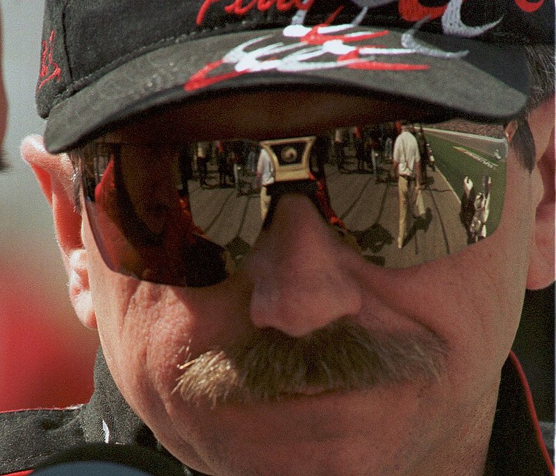 sptnsEARNHARDT 1_002.jpg :: 990214-577  STAFF PHOTO/HAL YEAGER    SPORTS    REPORTER/SIMS...........DAYTONA SPEED WEEK.............DALE EARNHARDT SR