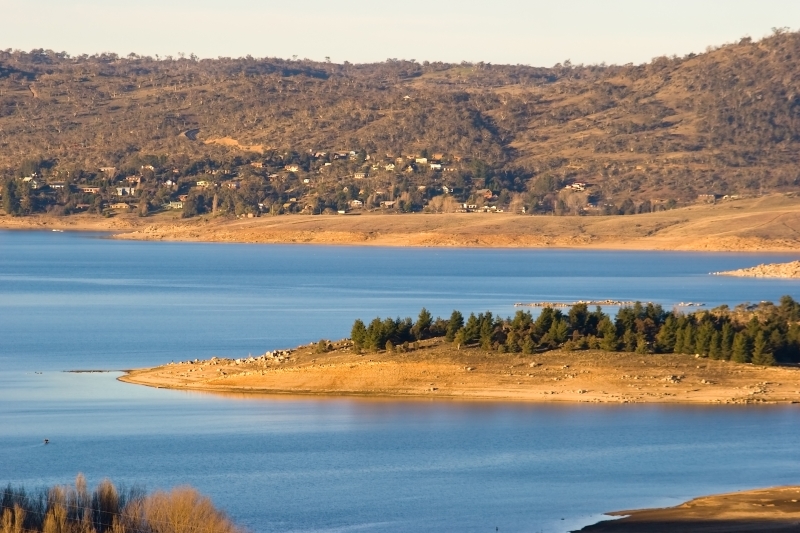 Australia 089.jpg :: Lake Jindabyne in Australia's Snowy Moutain range