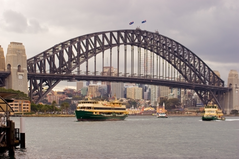 Australia 095.jpg :: The famous Sydney Harbour Bridge with ferries passing underneath