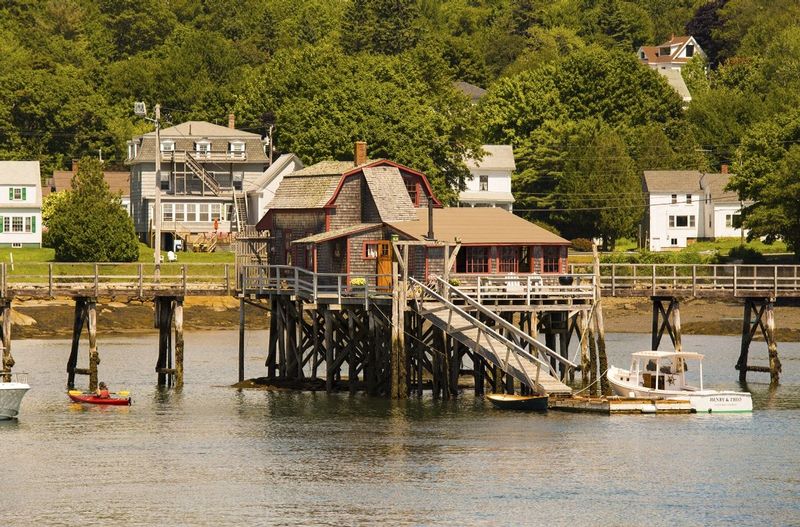 Harbour bridge house - Boothbay Harbor - Maine - USA.jpg