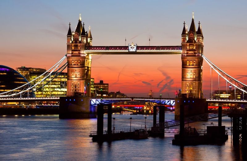 Tower Bridge in eveing light_.jpg