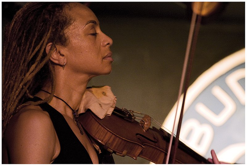 08ChiBF.OtisTaylorViolin1655.jpg :: A N N E   H A R R I S 
with Otis Taylor
Buddy Guy's Legends, Chicago
June 6, 2008