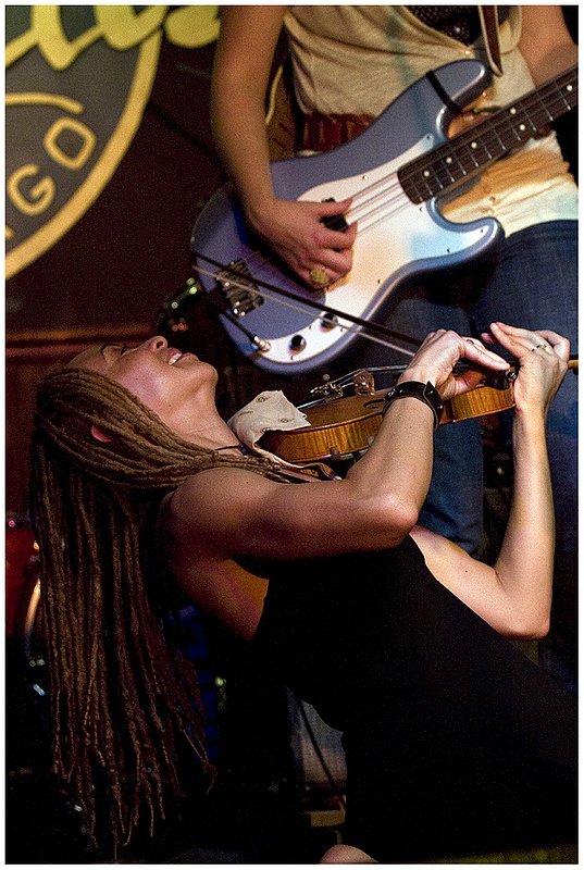 08ChiBF.OtisTaylorViolin1762.jpg :: A N N E   H A R R I S 
with Otis Taylor
Buddy Guy's Legends, Chicago
June 6, 2008