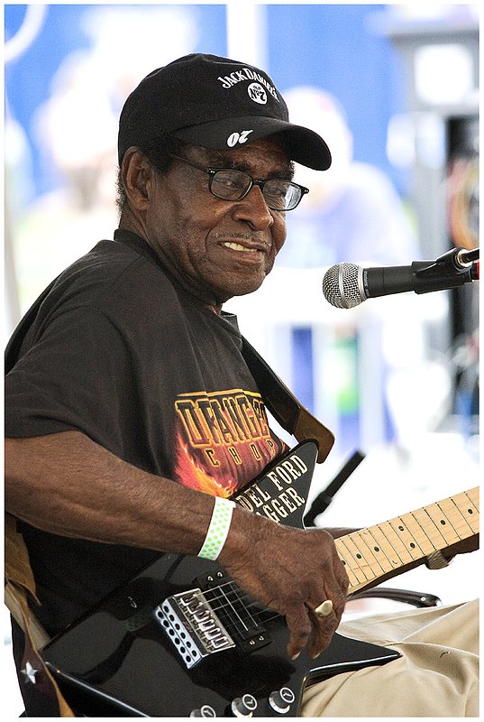 08ChiBF.TModelFord2203.jpg :: T – M O D E L   F O R D
( c. early 1920s — July 16, 2013)
Chicago Blues Festival
June 7, 2008