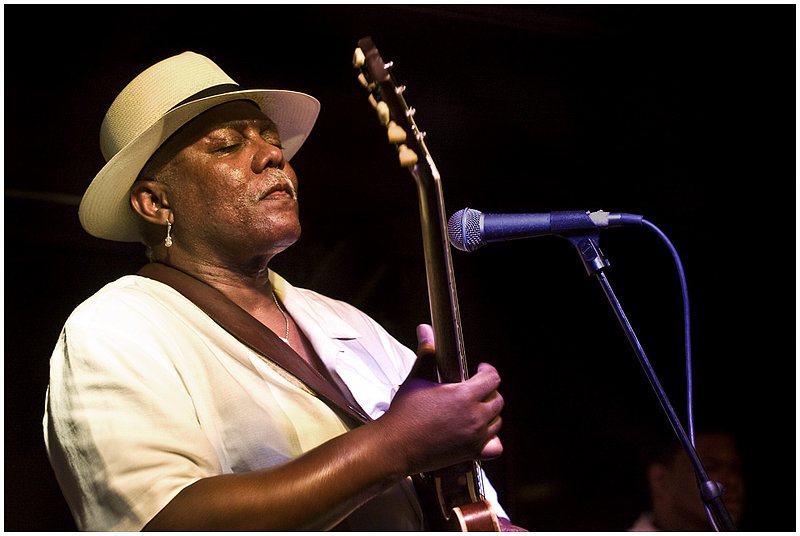 09CBF.Legends-CarlosJohnson_1316.jpg :: C A R L O S   J O H N S O N
Buddy Guy’s Legends, Chicago, Ill.
June 12, 2009