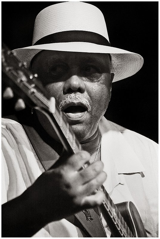 09CBF.Legends-CarlosJohnson_6643.jpg :: C A R L O S   J O H N S O N
Buddy Guy’s Legends, Chicago, Ill.
June 12, 2009