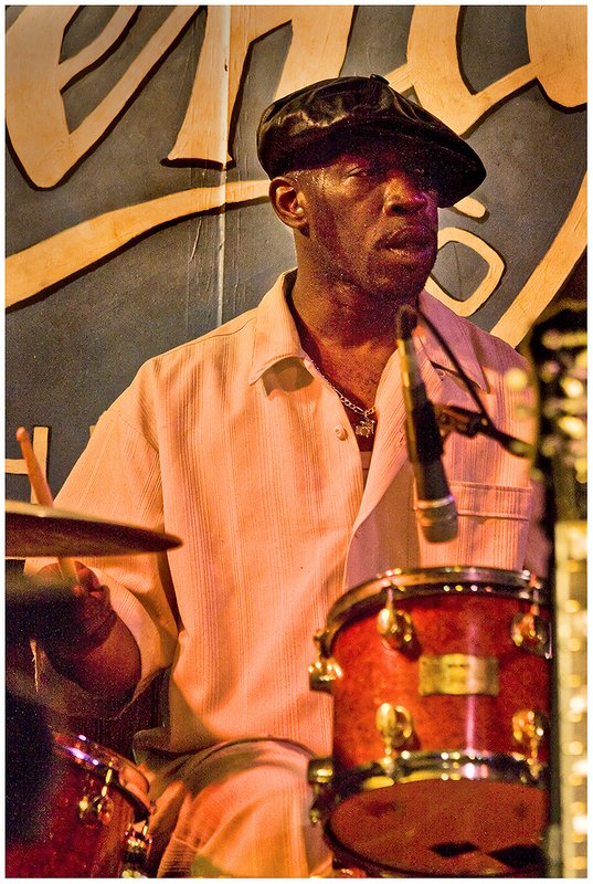 09CBF.legends-Burns-JamesCarter_6903.jpg :: K E N N Y   S M I T H
Jimmy Burns Band
Buddy Guy's Legends, Chicago, Ill.
June 13, 2009