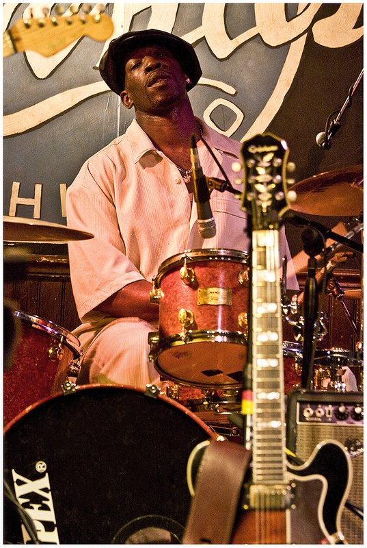 09CBF.legends-Burns-JamesCarter_6910.jpg :: K E N N Y   S M I T H
Jimmy Burns Band
Buddy Guy's Legends, Chicago, Ill.
June 13, 2009