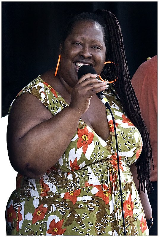 09NABF.MIssissippiHeat-InettaVisor_9398.jpg :: I N E T T A   V I S O R
with Mississippi Heat
North Atlantic Blues Fest
Rockland, Maine
July 12, 2009