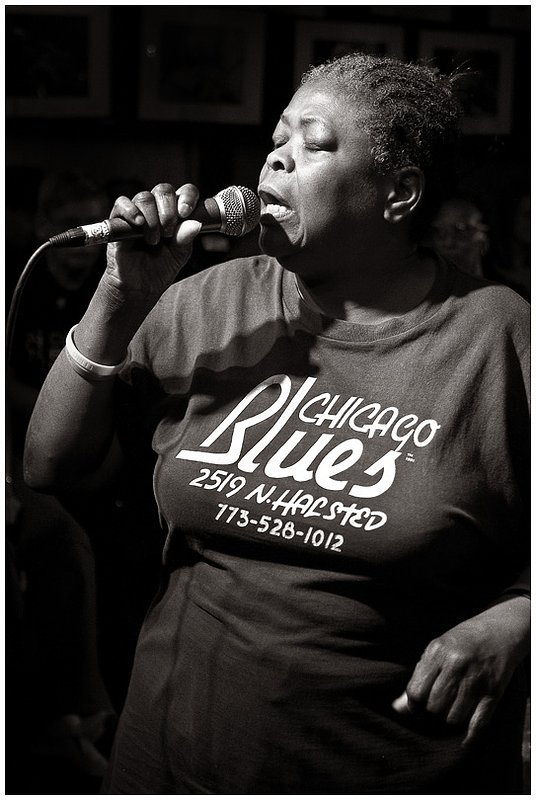 10Chi.BLUES.GuyKing_0642g.jpg :: B I G   T I M E   S A R A H   S T R E E T E R
with Guy King
B.L.U.E.S. on Halsted
Chicago, Illinois
June 10, 2010