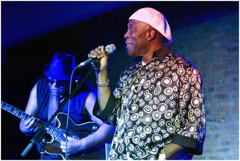 10Chi.Legends.BuddyGuy_3347.jpg :: BUDDY GUY and CARLOS JOHNSON, Buddy Guy's Legends, Chicago, Illinois, June 13, 2010