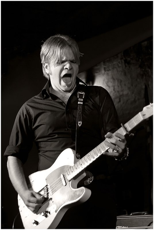 11Chi.BluesBlast.MattHill_6683g.jpg :: MATT HILL, Blues Blast Awards, Buddy Guy's Legends, Chicago, Illinois, October 27, 2011
