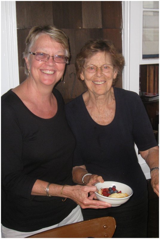 11RI.Touisset-Maureen-Flo_6173.jpg :: MAUREEN & FLO, Touisset Highlands, Rhode Island, July 4, 2011