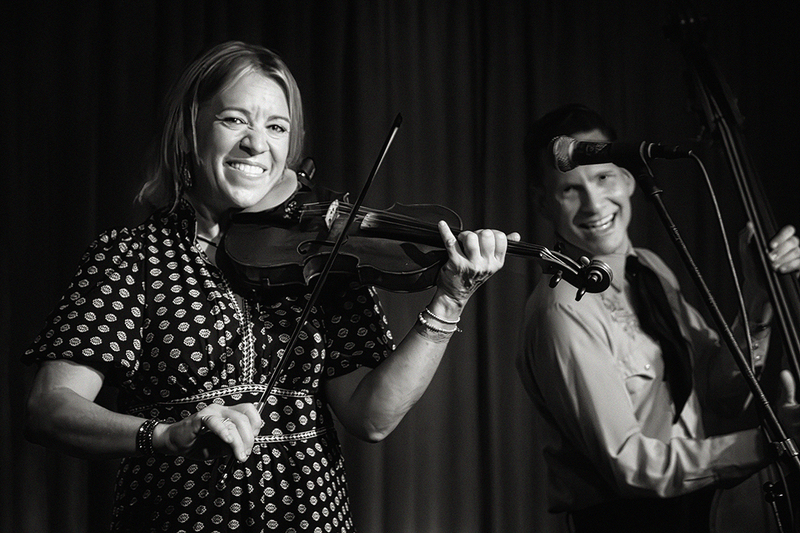 24BRCowtown-ElanaJames_1669g.jpg :: ELANA JAMES and JAKE ERWIN with the Hot Club of Cowtown at The Bull Run in Shirley, Massachusetts on August 4, 2024