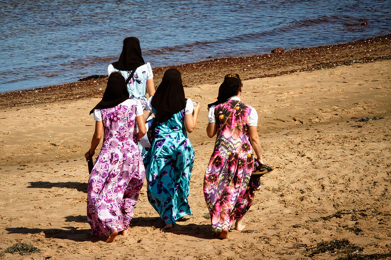24CANPEI-WomenOnBeach_2024.jpg :: Prince Edward Island, Canada 2024