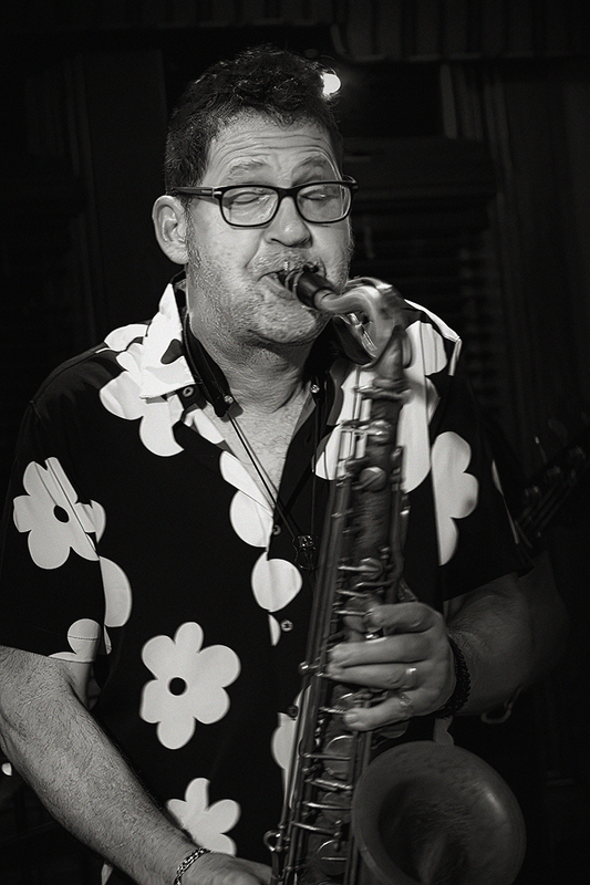 24CorribJohnny-SaxGordon_8816g.jpg