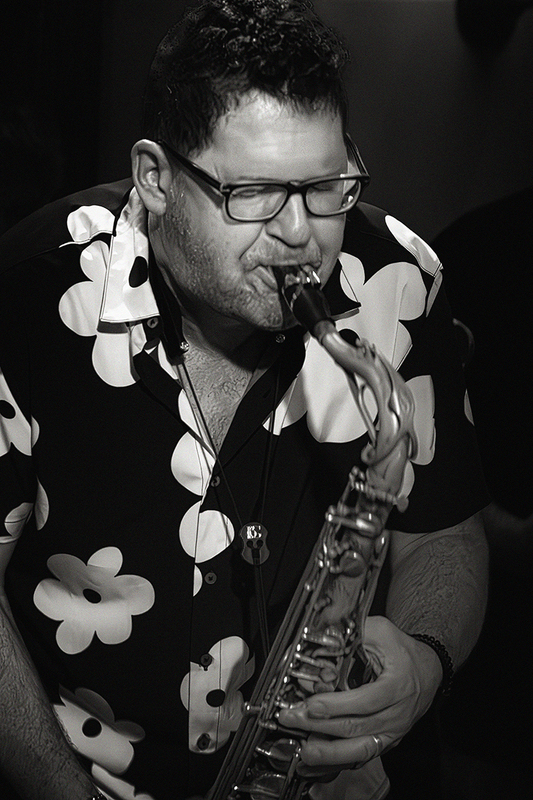24CorribJohnny-SaxGordon_8857g.jpg