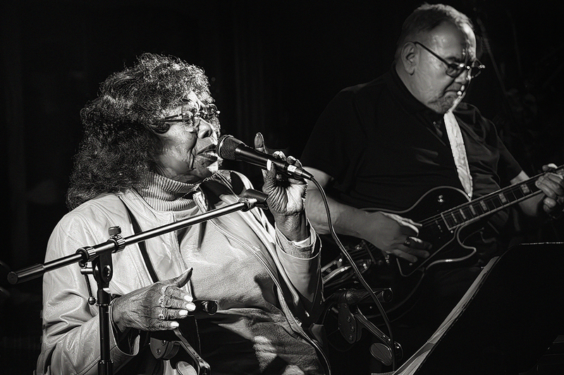 24DistilleryToniLynneWashington_3376g.jpg :: TONI LYNN WASHINGTON and DUKE ROBILLARD, special guests with THE WHITE OWLS, at Boston Harbor Distillery in Boston, Massachusetts on October 27, 2024