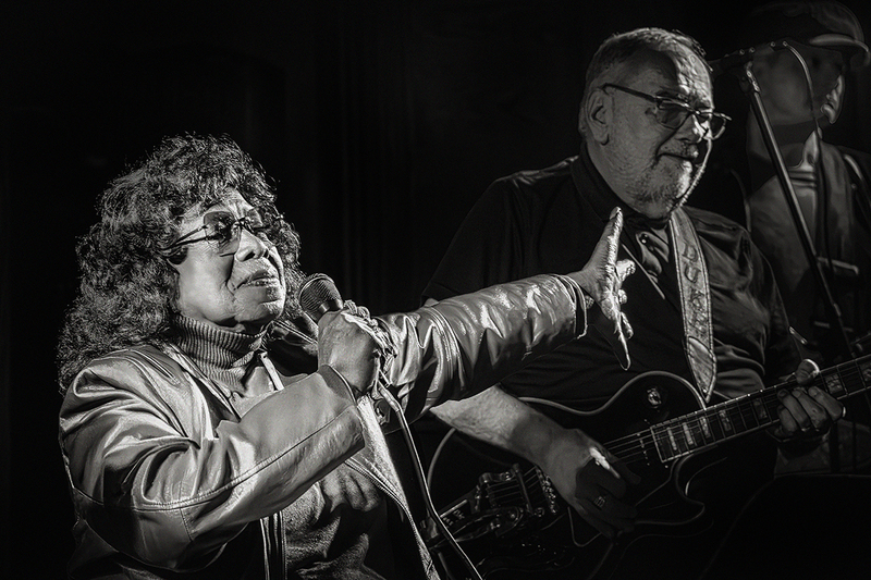 24DistilleryToniLynneWashington_3404g.jpg :: TONI LYNN WASHINGTON and DUKE ROBILLARD, special guests with THE WHITE OWLS, at Boston Harbor Distillery in Boston, Massachusetts on October 27, 2024