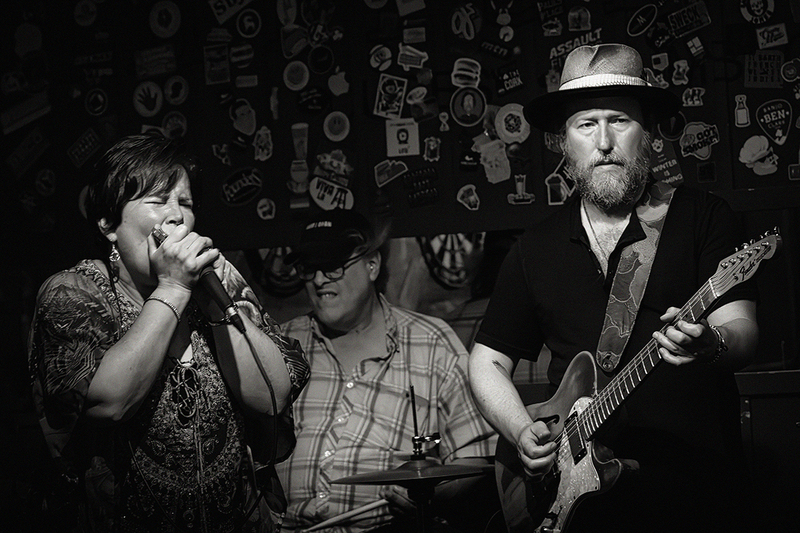 24LilyPsDianeBlue-JohnnyTrama_1166g.jpg :: DIANE BLUE, ANDY PLAISTED and JOHNNY TRAMA with The B3 Kings at Lily P's in Cambridge, Massachusetts on July 10, 2024