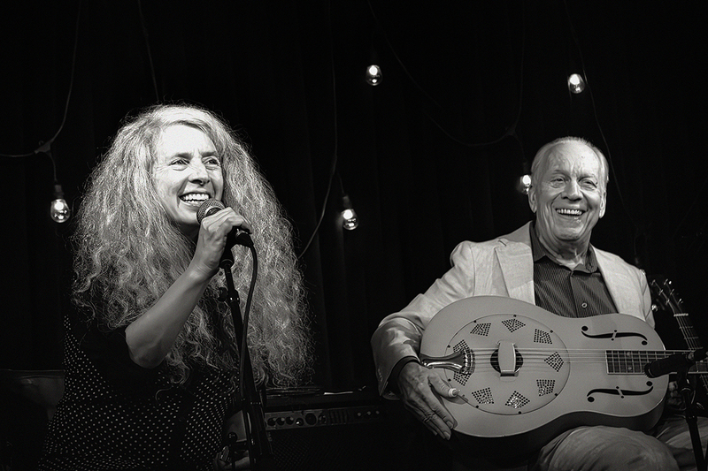 24PassimAnnie-Paul_1739g.jpg :: PAUL RISHELL and ANNIE RAINES at Club Passim in Cambridge, Massachusetts on August 16, 2024