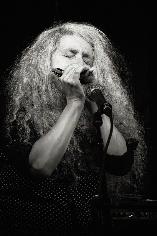 24PassimAnnieRaines_1722g.jpg :: ANNIE RAINES with Paul Rishell at Club Passim in Cambridge, Massachusetts on August 16, 2024