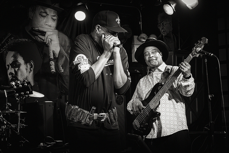25CHIRosas-John-SteveBell_5756g.jpg :: STEVE BELL and MELVIN SMITH with THE REAL DEAL BLUES BAND at Rosa's Lounge in Chicago, Illinois on February 1, 2025
