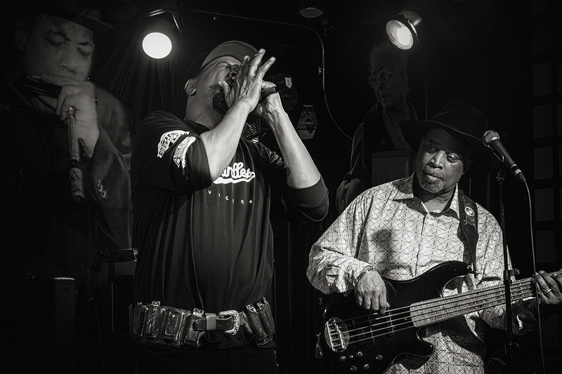 25CHIRosas-John-SteveBell_5827g.jpg :: STEVE BELL and MELVIN SMITH with THE REAL DEAL BLUES BAND at Rosa's Lounge in Chicago, Illinois on February 1, 2025
