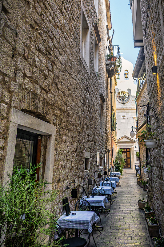 25CROSibenikTables_6374.jpg :: Sibenik, Croatia 2025
