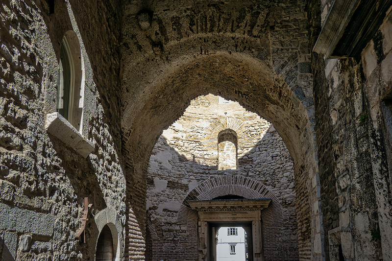 25CROSplit-DiocletiansPalace_6550.jpg