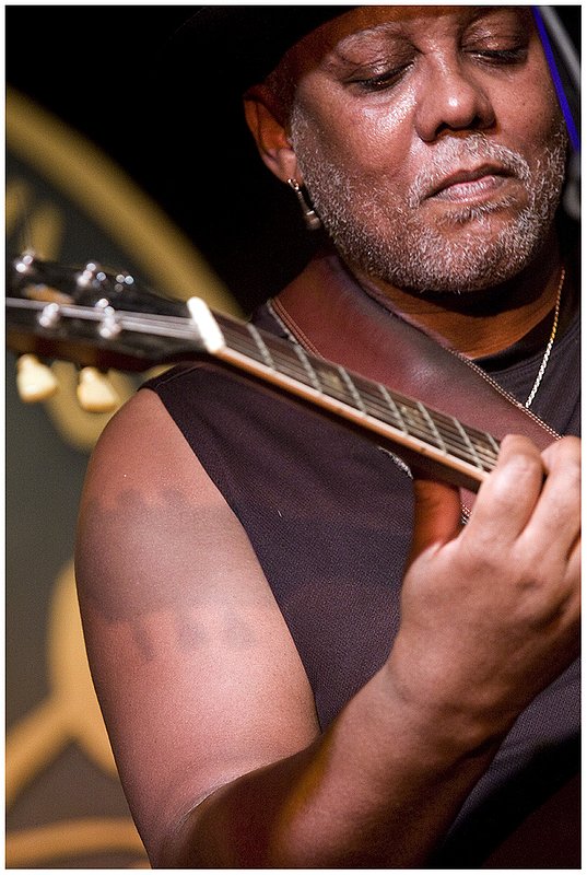ChiBF.CarlosJohnson2490.jpg :: C A R L O S   J O H N S O N
Buddy Guy's Legends, Chicago
June 9, 2008