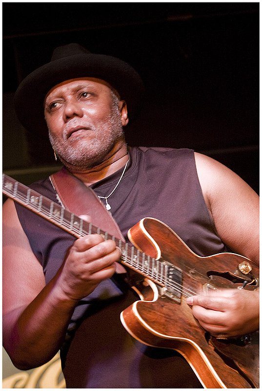 ChiBF.CarlosJohnson2514.jpg :: C A R L O S   J O H N S O N
Buddy Guy's Legends, Chicago
June 9, 2008