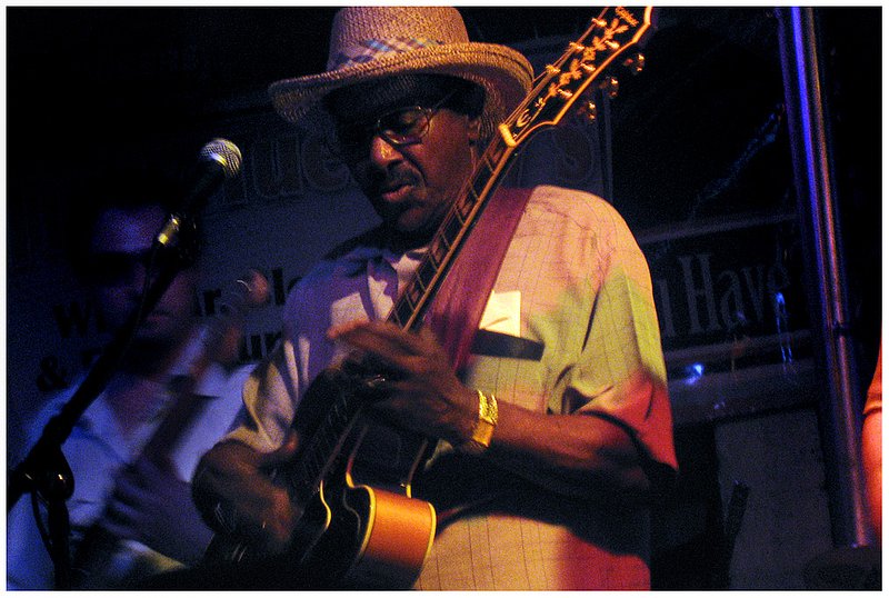 ChiBF.ElmoreJamesJr.5779.jpg :: E L M O R E   J A M E S   J R.
Reggie's Music Joint, Chicago
June 7, 2008