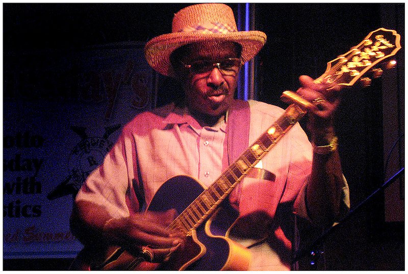 ChiBF.ElmoreJamesJr.5785.jpg :: E L M O R E   J A M E S   J R.
Reggie's Music Joint, Chicago
June 7, 2008