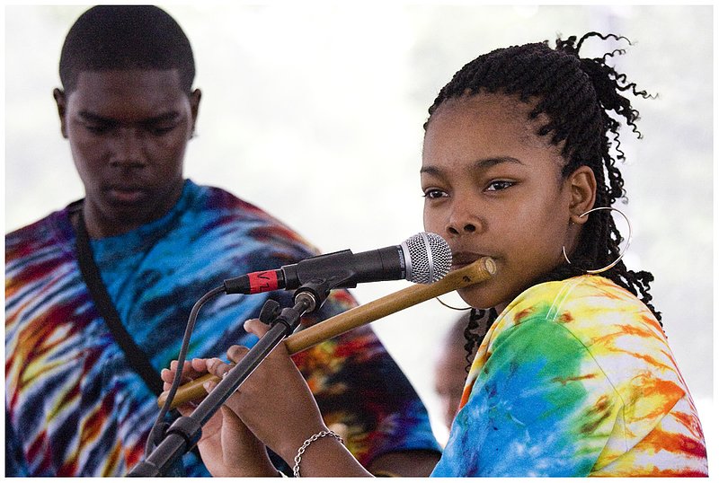 ChiBF.Fife2341.jpg :: S H A R D E   T H O M A S
with The Rising Star Fife and Drum Band
Chicago Blues Festival
June 8, 2008