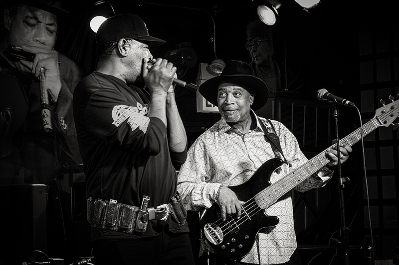 25CHIRosas-John-SteveBell-Melvin_5762g.jpg :: STEVE BELL and MELVIN SMITH with THE REAL DEAL BLUES BAND at Rosa's Lounge in Chicago, Illinois on February 1, 2025