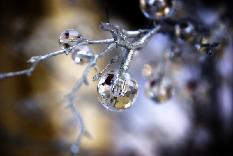 Diamonds.jpg :: Crystal diamonds during a holiday season
