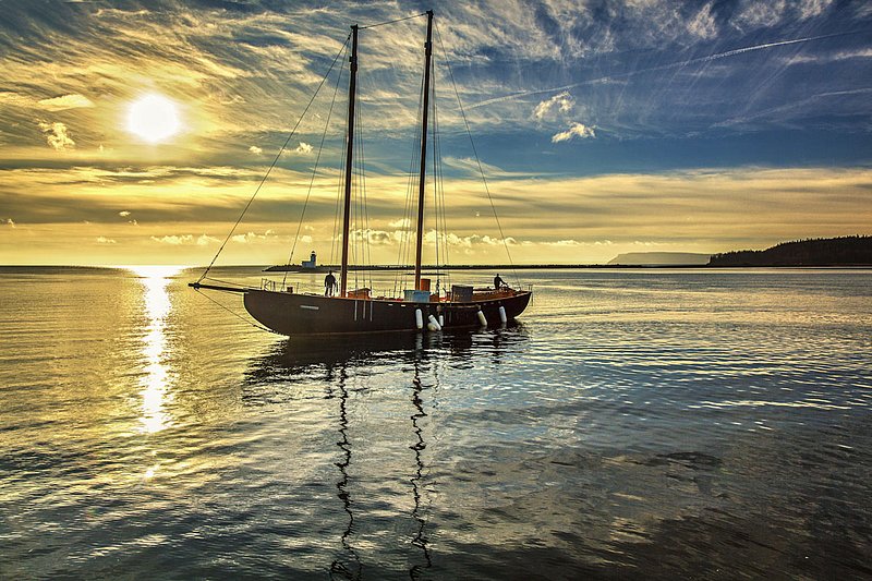 _LRN8324 -Newly Masted Katie Belle.jpg :: Freshly masted, the Katie Belle is moved back to her work station