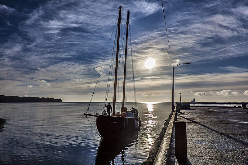 _LRN8352 -Katie Belle  newly masted.jpg :: Returning to her work station, the Katie Belle with Evan and Nick Densmore