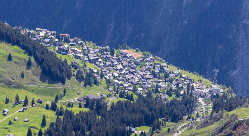 GQ7A8036 copy.jpg :: Murren (1638m) is a small car free town high above the Lauterbrunnen Valley.