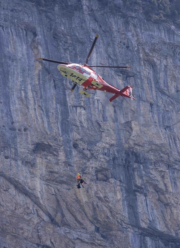 GQ7A8457 copy (1).jpg :: First the jumper is brought down, ...