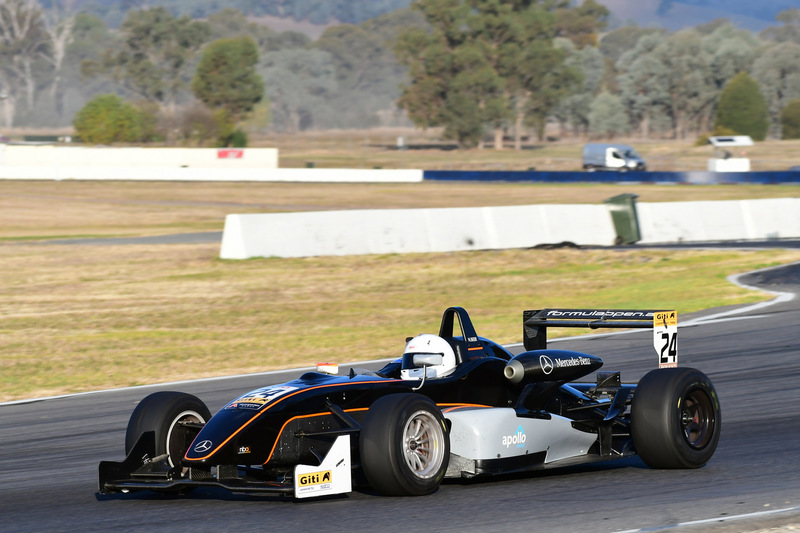500_0744(1).jpg :: 24  Nathan Beer (NSW)        Apollo Patios                  Dallara F304   