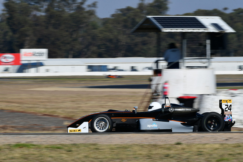 500_7617(1).jpg :: 24  Nathan Beer (NSW)        Apollo Patios                  Dallara F304   