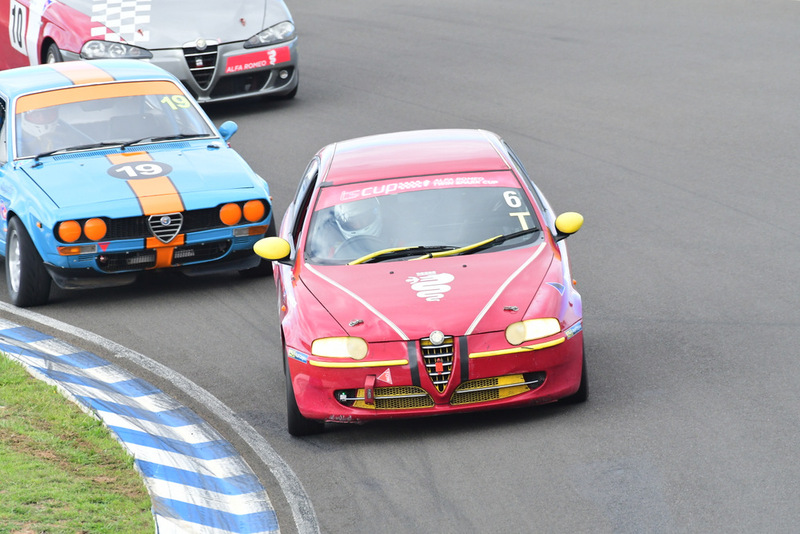 Alfa Feb 2026-443.jpg ::  6  David McKee (NSW)        SOS - Services On Site / Clay  Alfa Romeo 147