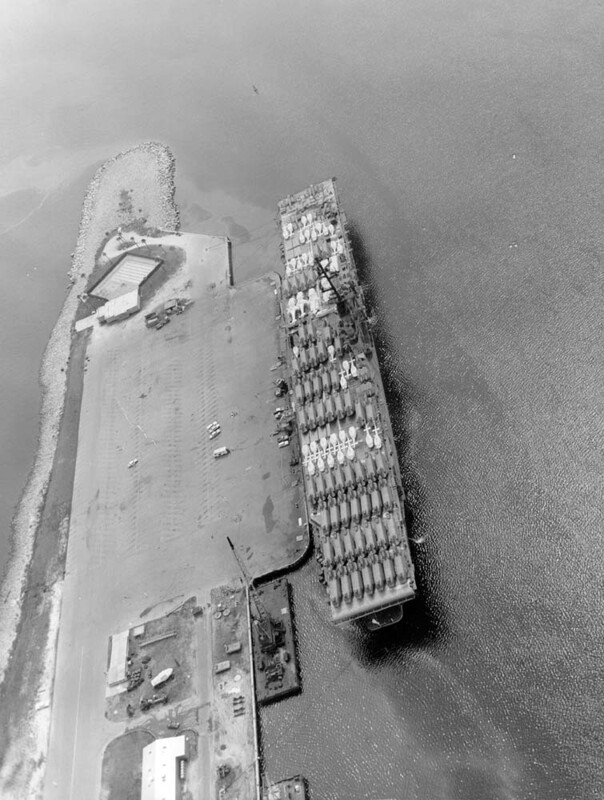 1st Cav Div - V1006F.jpg :: 1st Cav Div, Vietnam War - US ARMY PHOTO: USS Boxer (CV-21/LPH-4) loaded with helicopters of the 1st Cavalry Division.
