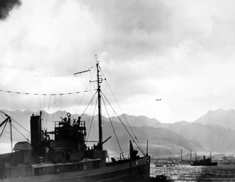 Pearl Harbor (Attack) - B30446.jpg :: Pearl Harbor, WW II - US NAVY PHOTO: Scene at Pearl Harbor, 7 Dec 1941.
