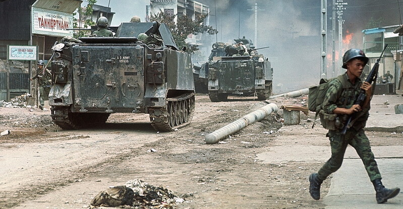 Tet Offensive - V27175E.jpg :: Tet Offensive, Vietnam War - US MARINES PHOTO: U.S. tanks rolls down the main street as a So. Vietnamese soldier hurries to his destination. 