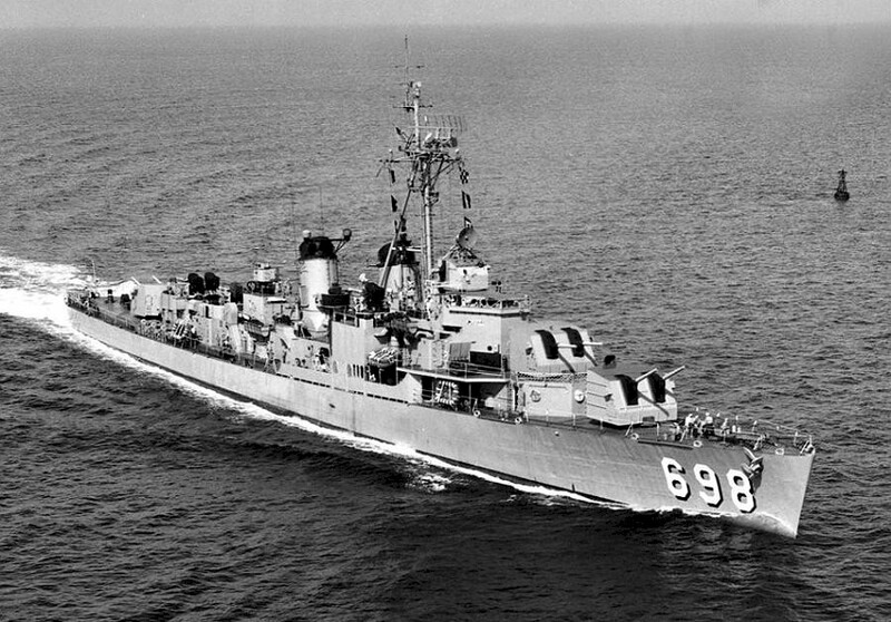 USS Ault (DD-698) - N6718E.jpg :: USS Ault (DD-698), Destroyer, WW II - US NAVY PHOTO: USS Ault (DD-698), underway, undated, location unknown, has just been signed over to the U.S. Navy by the Federal Shipbuilding & Dry Dock Co., on 30 May 1944 and is transiting New York harbor. 