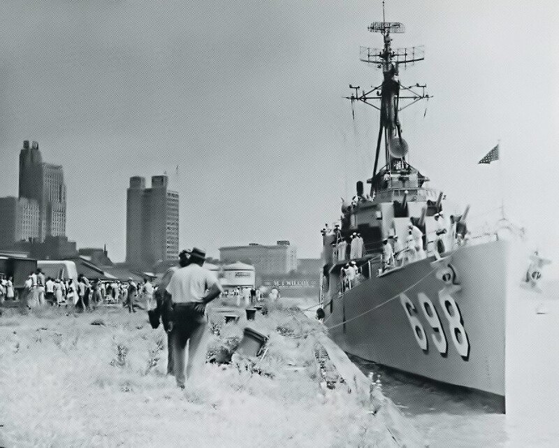 USS Ault (DD-698) - N6719E.jpg :: USS Ault (DD-698), Destroyer, Vietnam War- US NAVY PHOTO: USS Ault (DD 698) arrives in Toledo during Operation Inland Seas 1959.
